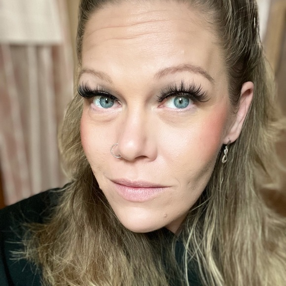 Meet your Posher, Victoria💗 - Picture 5 of 7